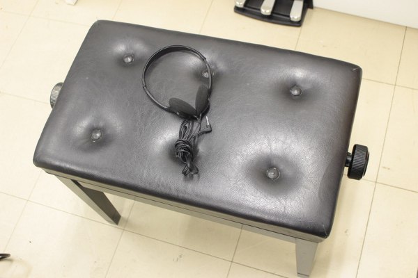 LP-380の付属品の椅子とヘッドホン